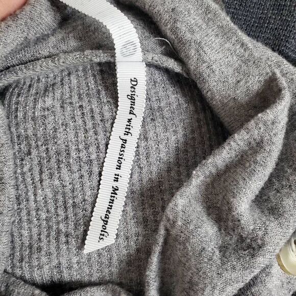 Leo & Nicole Medium Gray Ribbed Knit Asymmetrical Button Pullover Sweater USA - Picture 5 of 7